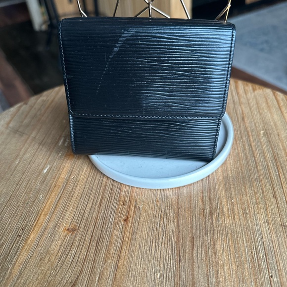 Louis Vuitton EPI in black trifold wallet. Excellent condition. - Picture 3 of 9